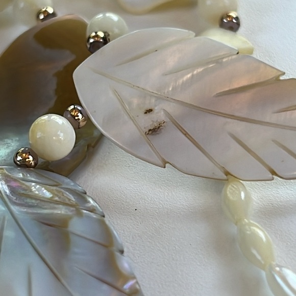 Vintage Carved Mother of Pearl Beaded Necklace Adorned w/MOP Feathers/leafs 🪶🍂 - Picture 6 of 6